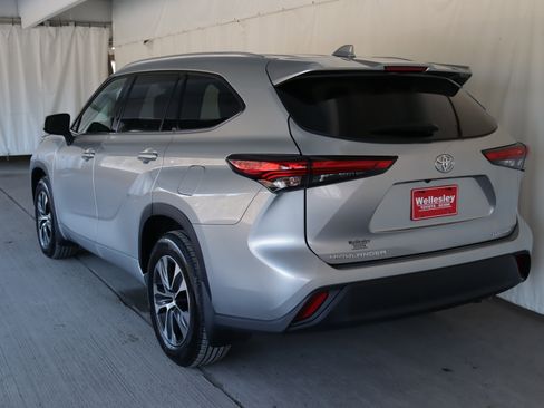 Used 2022 Toyota Highlander XLE image 27