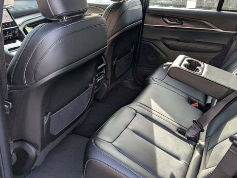 New 2025 Jeep Grand Cherokee Limited image 12