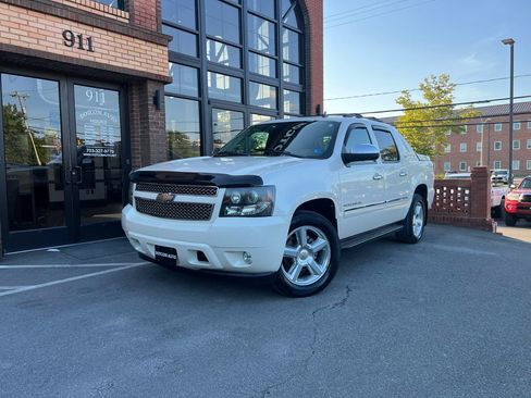 Used 2011 Chevrolet Avalanche LTZ AWD/4WD image 2