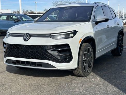 New 2026 Volkswagen Tiguan SEL R-Line AWD/4WD image 3