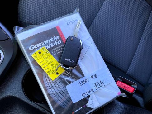 Used 2023 Kia Soul LX w/ LX Technology Package image 12