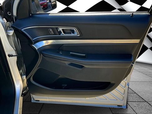 Used 2018 Ford Explorer XLT w/ Equipment Group 202A image 18