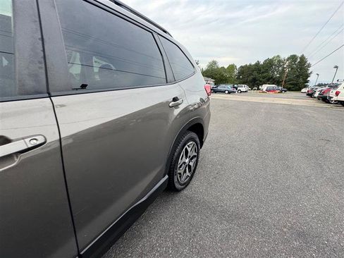 Used 2020 Subaru Forester Premium image 14