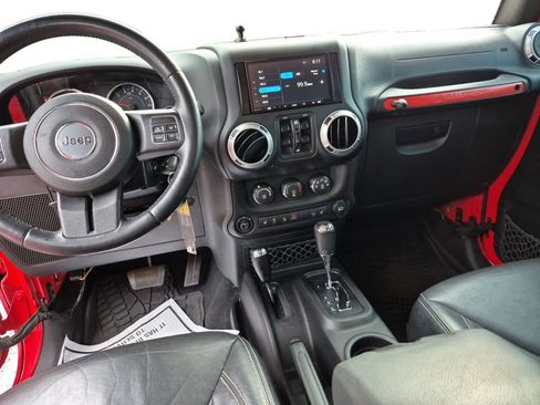 Used 2015 Jeep Wrangler Unlimited Sahara w/ Connectivity Group AWD/4WD image 10