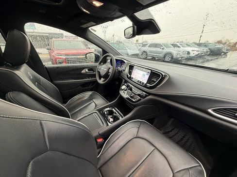 Used 2023 Chrysler Pacifica Limited w/ Uconnect Theater Family Group image 25