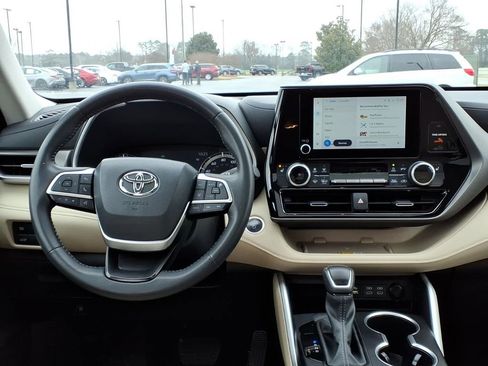 Used 2024 Toyota Highlander XLE image 11