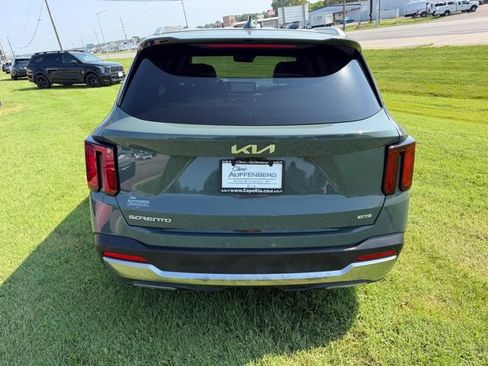 Certified 2025 Kia Sorento EX AWD/4WD image 4