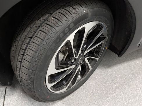 Used 2023 Chevrolet Bolt EUV Premier w/ Sun & Sound Package FWD image 9