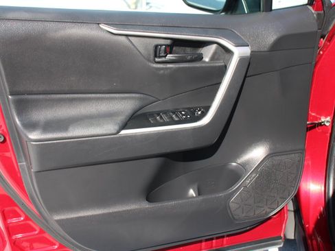 Used 2021 Toyota RAV4 LE FWD image 10