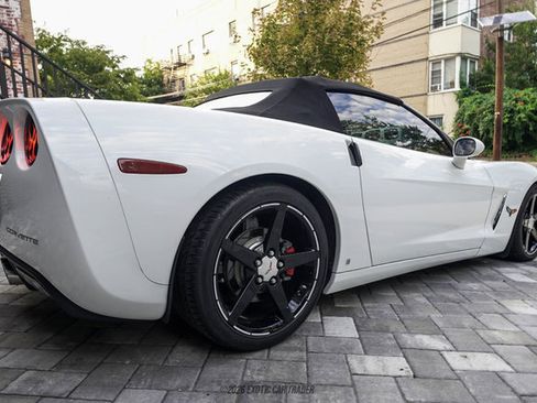 Used 2006 Chevrolet Corvette Convertible w/ Preferred Equipment Group RWD image 18