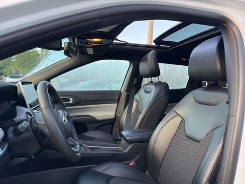 Used 2025 Jeep Compass Latitude w/ Sun & Sound Group image 9