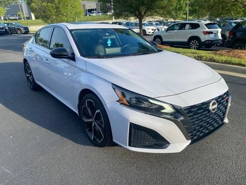 Used 2025 Nissan Altima 2.5 SR w/ SR Premium Package FWD image 8