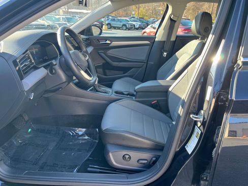 Used 2025 Volkswagen Jetta SE image 21