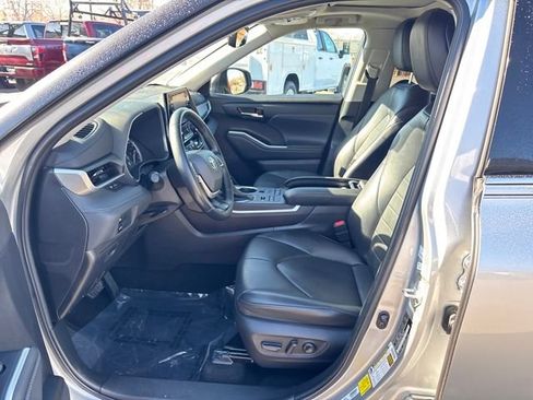 Used 2022 Toyota Highlander XLE image 10