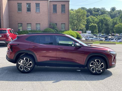 Certified 2025 Chevrolet Trax RS FWD image 2