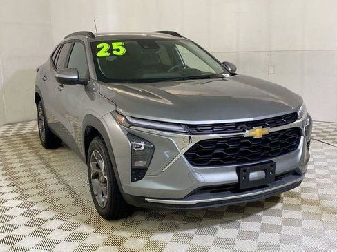 Used 2025 Chevrolet Trax LT FWD image 1
