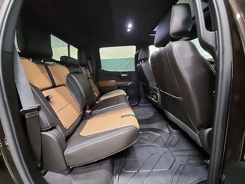 Used 2019 Chevrolet Silverado 1500 High Country w/ Technology Package AWD/4WD image 3