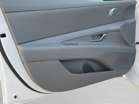 Used 2025 Hyundai Elantra Blue image 27