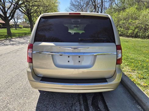 Used 2011 Chrysler Town & Country Touring w/ Entertainment Group #1 FWD image 8