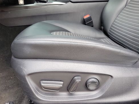 Used 2023 Toyota Camry SE image 12