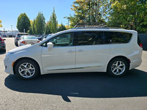 Used 2017 Chrysler Pacifica Touring-L Plus FWD image 2