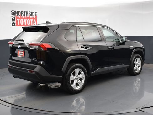 Used 2021 Toyota RAV4 XLE w/ Convenience Package AWD/4WD image 4