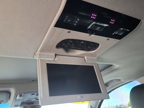 Used 2018 Chevrolet Suburban Premier AWD/4WD image 12
