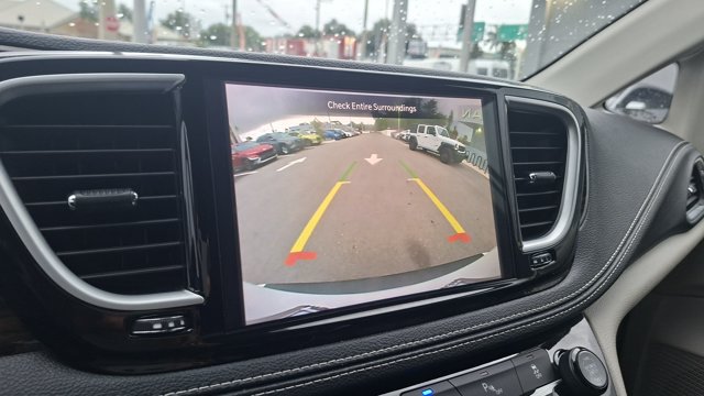 Used 2023 Chrysler Pacifica Limited FWD image 13