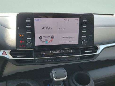 Used 2024 Toyota Sienna XLE FWD image 17