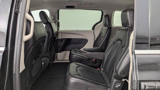 Used 2023 Chrysler Pacifica Touring-L FWD image 16