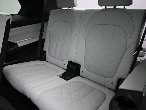 Used 2025 BMW X7 xDrive40i w/ Premium Package image 17