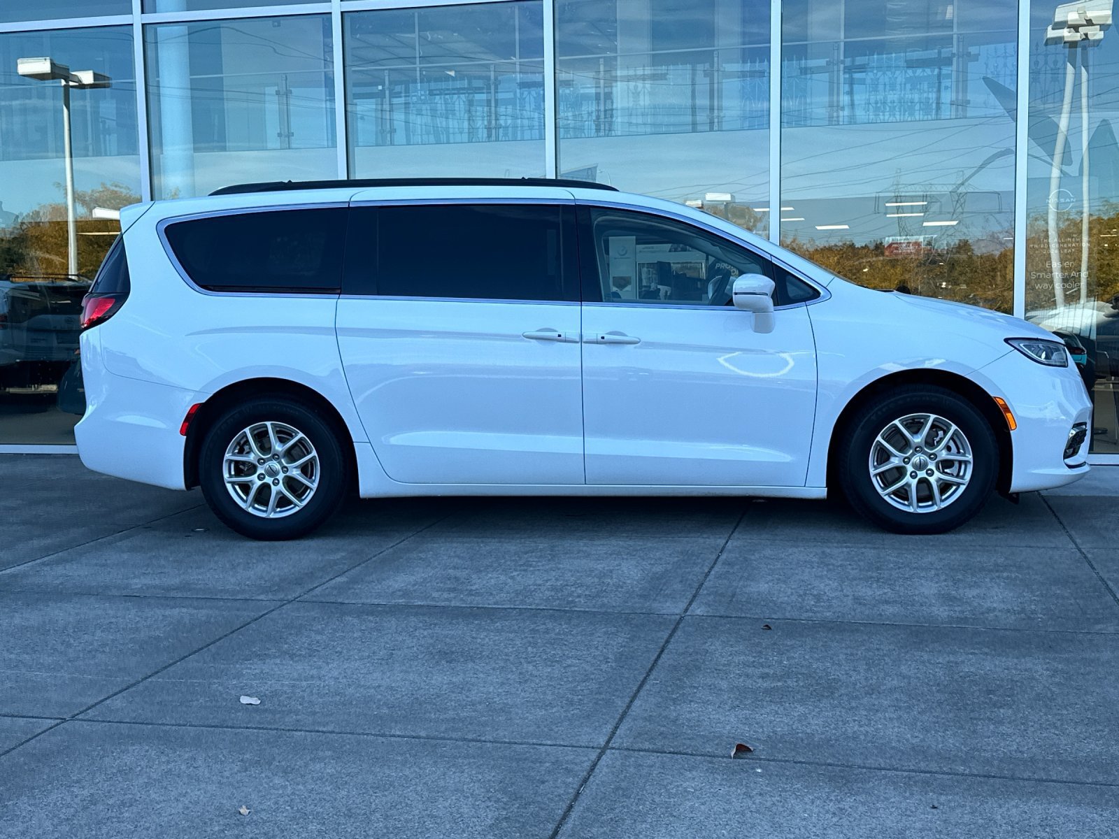 Used 2022 Chrysler Pacifica Touring-L FWD image 3