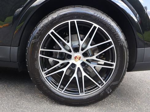 Certified 2025 Porsche Cayenne AWD/4WD image 30