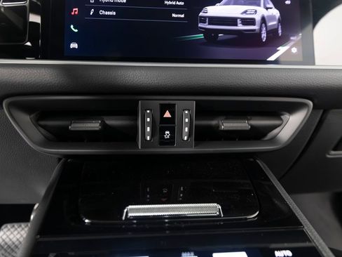 Certified 2026 Porsche Cayenne E-Hybrid AWD/4WD image 31
