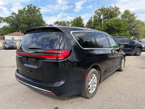 Used 2025 Chrysler Pacifica Select FWD image 5