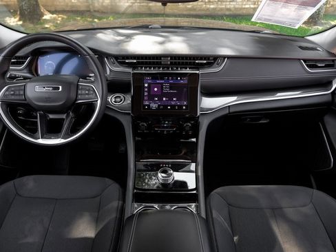 Used 2022 Jeep Grand Cherokee Laredo w/ Luxury Tech Group I image 5