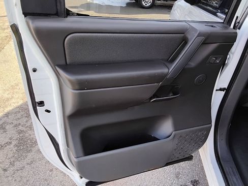 Used 2007 Nissan Titan LE w/ Side-Airbag Pkg w/ VDC image 18