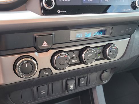Used 2021 Toyota Tacoma SR5 AWD/4WD image 23