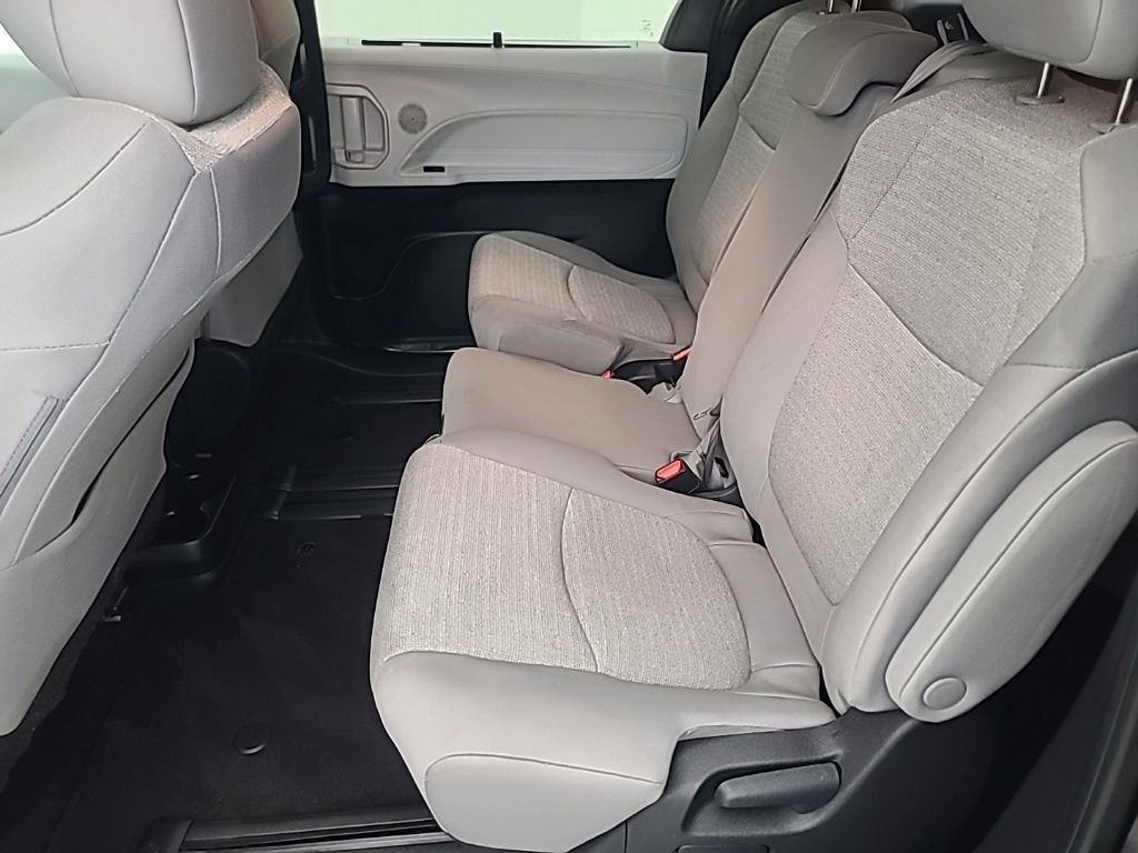 Used 2025 Toyota Sienna LE FWD image 21