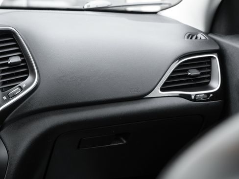 Used 2019 Jeep Cherokee Latitude Plus image 15