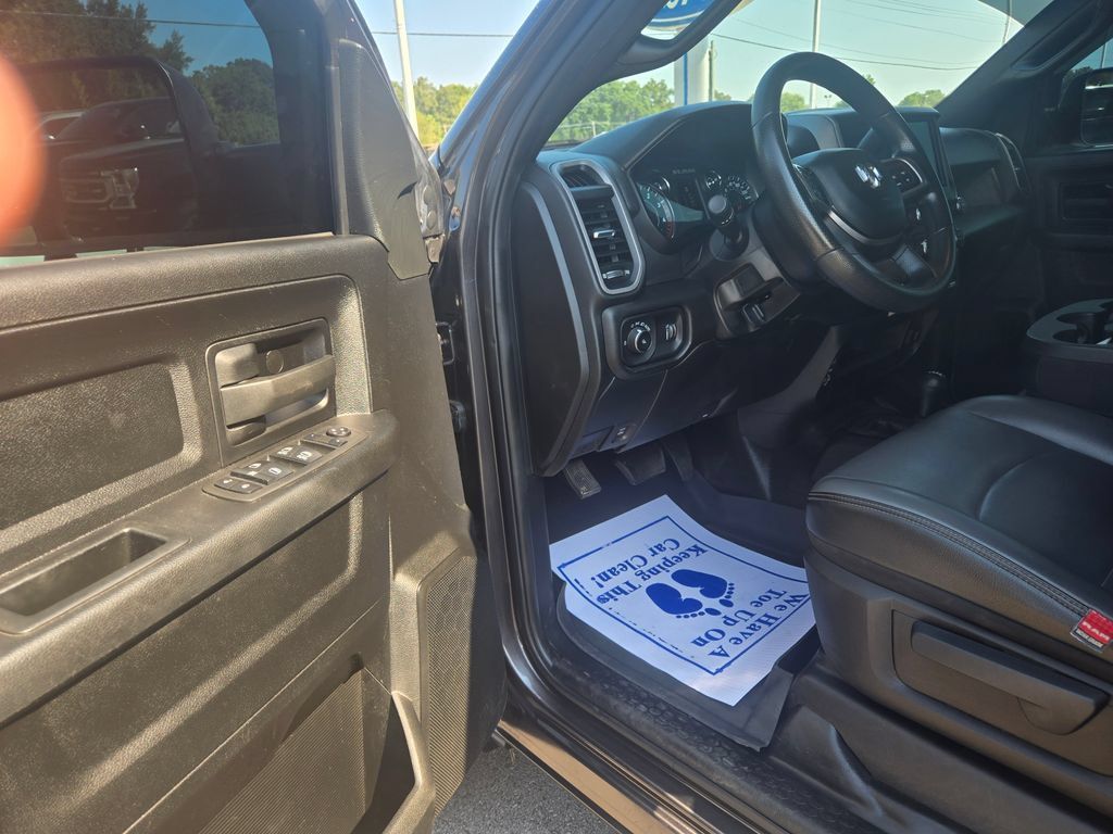 Used 2022 RAM 3500 Tradesman w/ Chrome Appearance Group AWD/4WD image 6