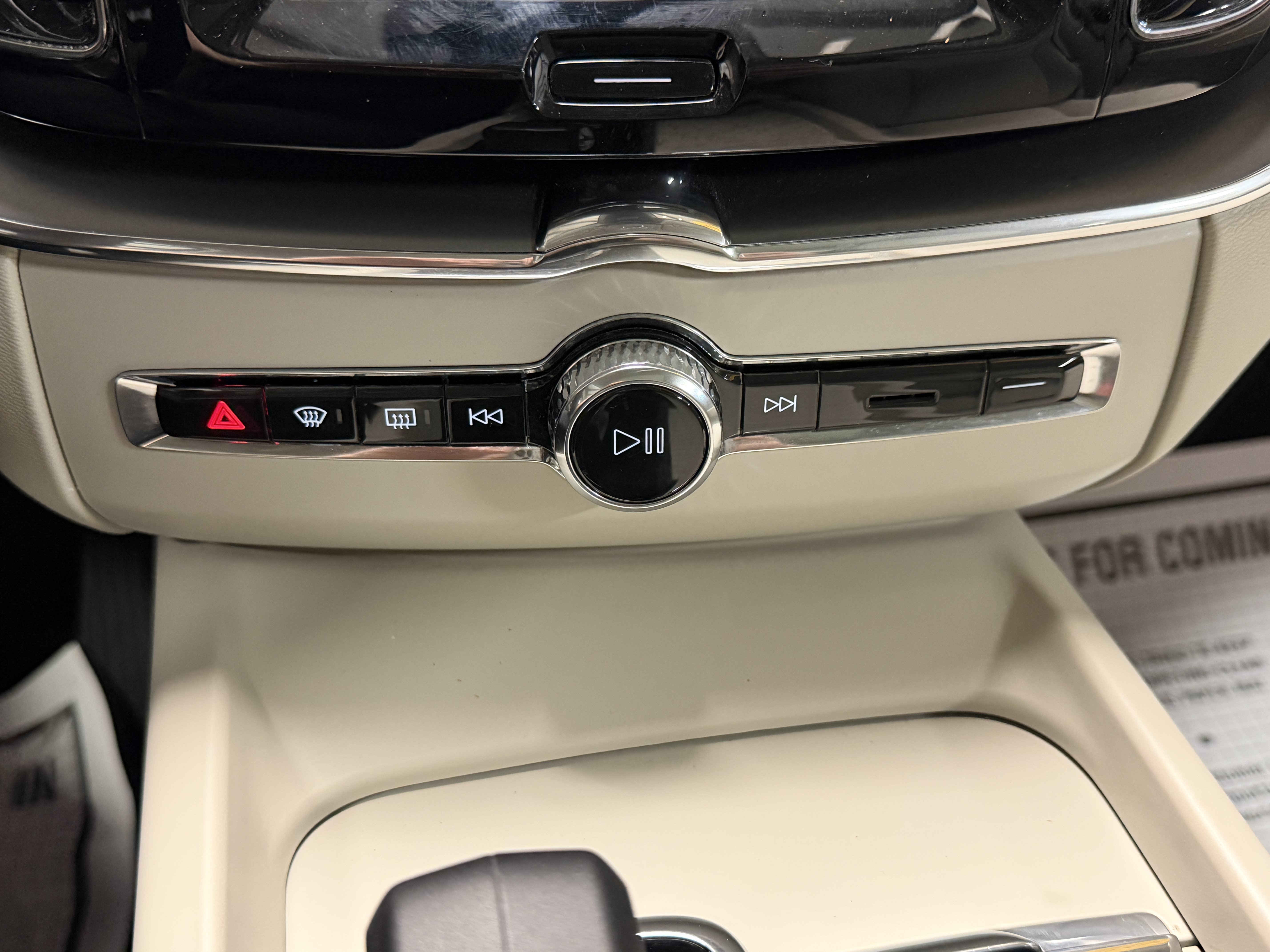 Used 2025 Volvo XC60 B5 Core w/ Protection Package Premier AWD/4WD image 12