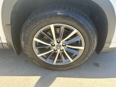 Used 2019 Toyota Highlander XLE AWD/4WD image 13