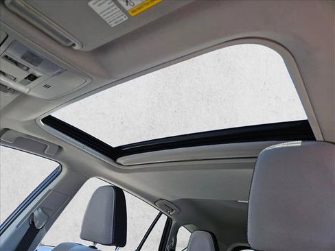 Used 2017 Toyota RAV4 XLE AWD/4WD image 17