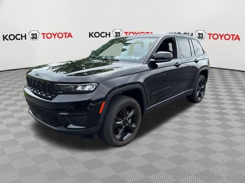 Used 2023 Jeep Grand Cherokee Altitude AWD/4WD image 3