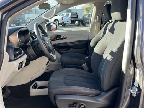 Used 2019 Chrysler Pacifica Touring image 32
