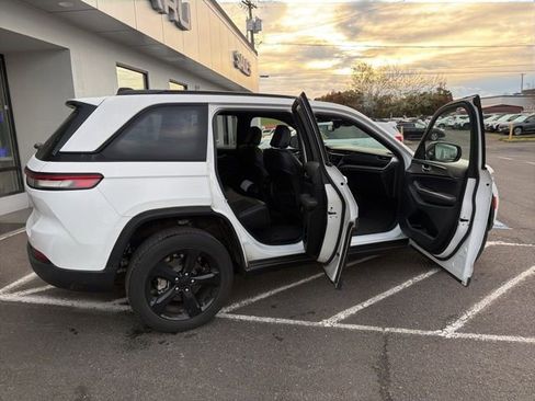 Used 2023 Jeep Grand Cherokee Altitude image 10