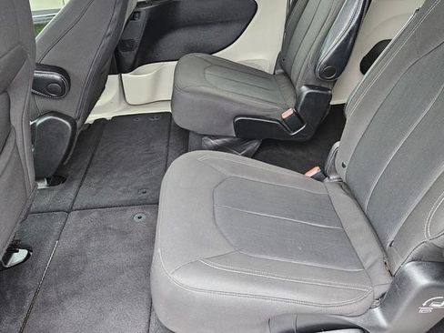 Used 2022 Chrysler Voyager LX FWD image 18