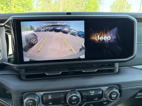 Certified 2025 Jeep Wrangler Unlimited Rubicon 4xe AWD/4WD image 32