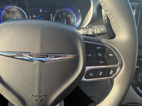Used 2023 Chrysler Pacifica Touring-L FWD image 24